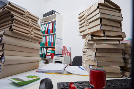 堆滿紙質假條的辦公桌