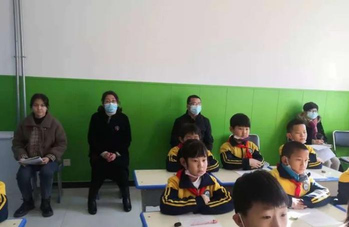 教師與學生交流場景