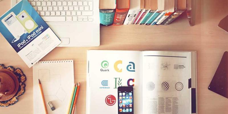 教師整理紙質檔案與電腦系統對比