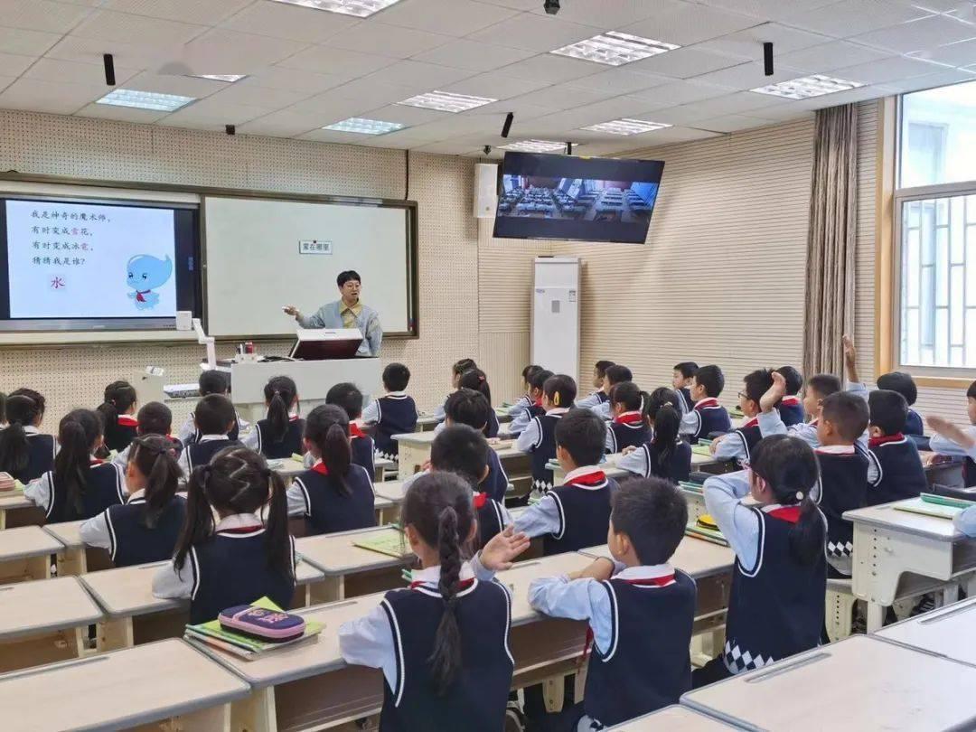 積極互動的課堂場景