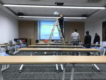 教室投影儀維修場景